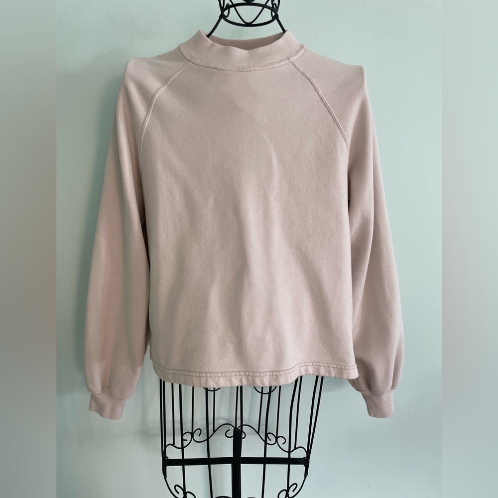 Abercrombie &Fitch crewneck with long reglan sleeves in cream color.